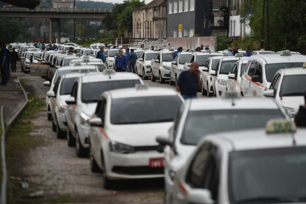 Em carreata, taxistas pedem fiscalização de APPs de transporte de passageiros