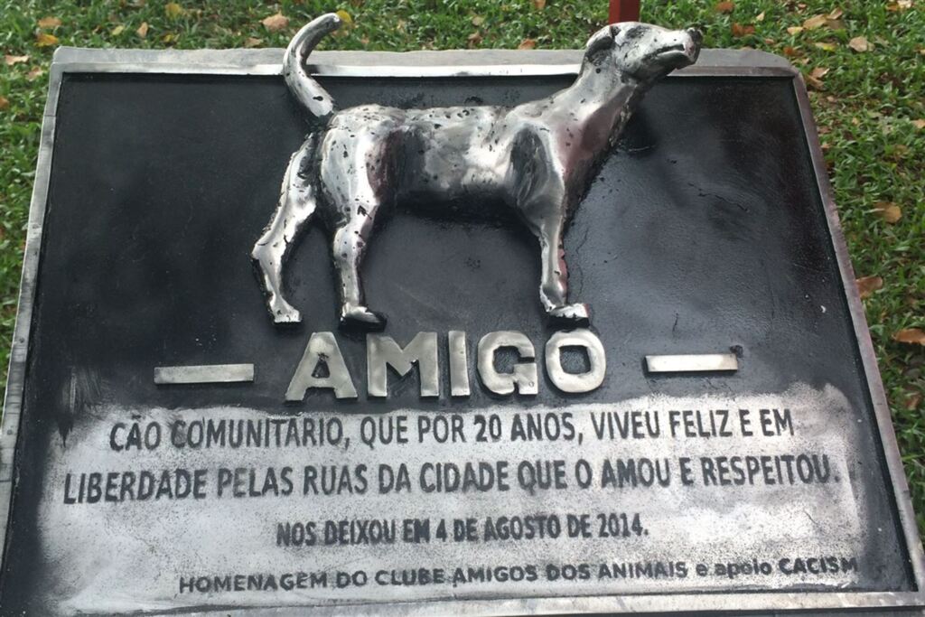 Placa em homenagem ao cão Amigo é furtada da Praça dos Bombeiros