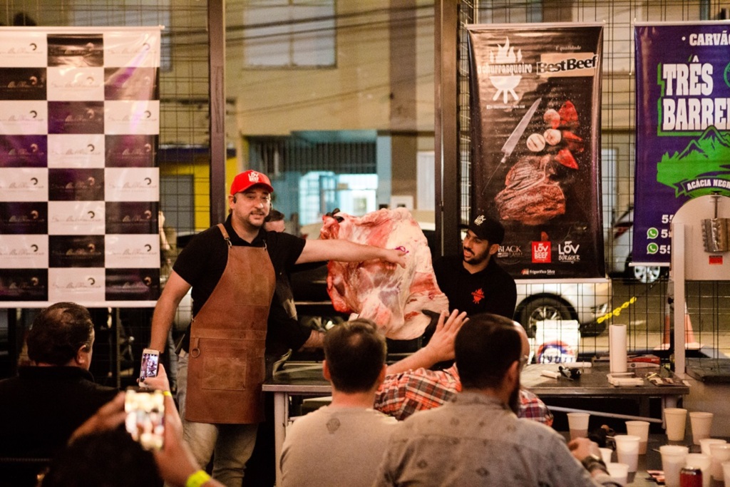 FOTOS: em workshops pela região, churrasqueiro profissional ensina cortes de carne