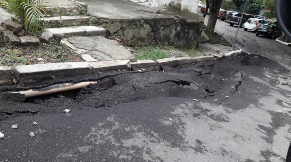 Afundamento de asfalto chama a atenção de moradores no Bairro Centro