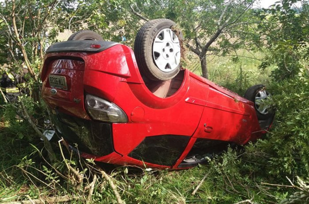 Carro capota após colisão na RSC-287 em Agudo