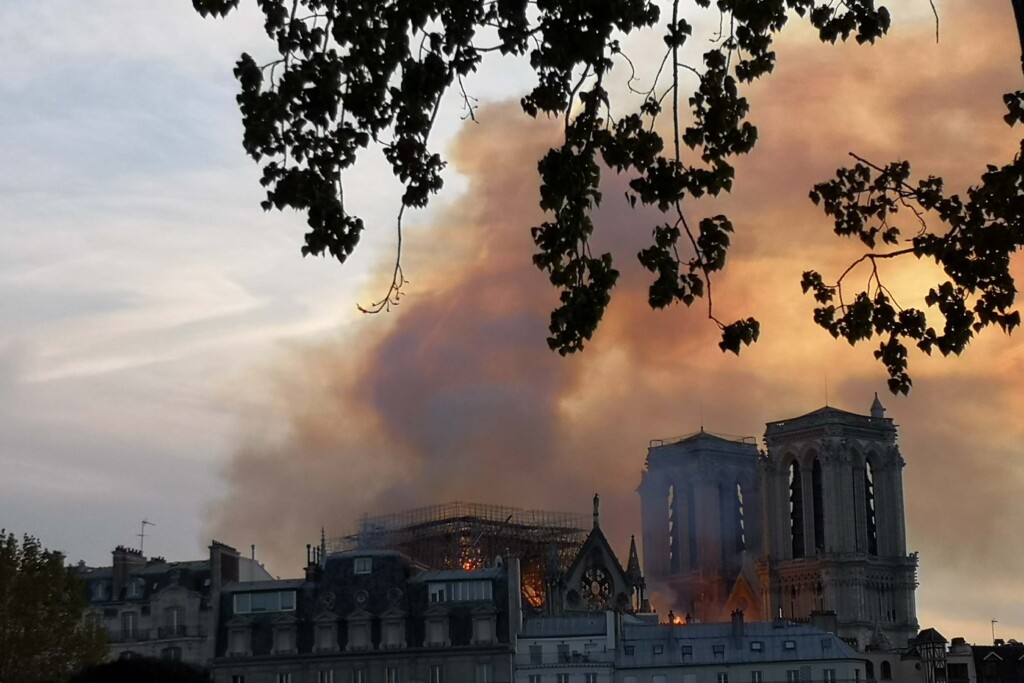 Incêndio atinge Catedral de Notre-Dame em Paris