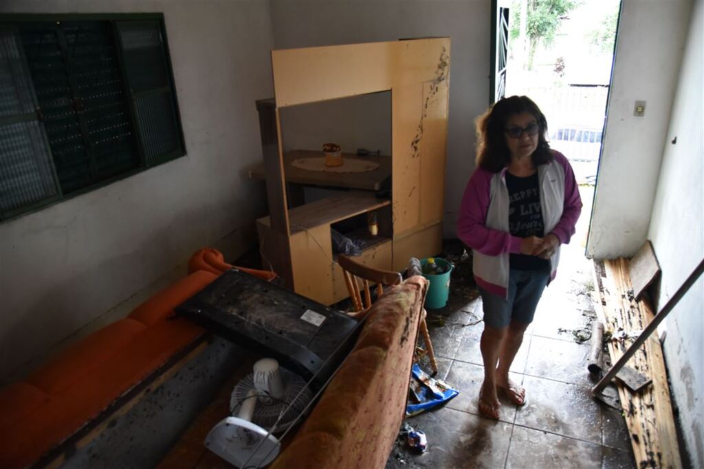 VÍDEO: 'foi um pesadelo que caiu na minha cabeça', diz aposentada que teve a casa invadida pela água