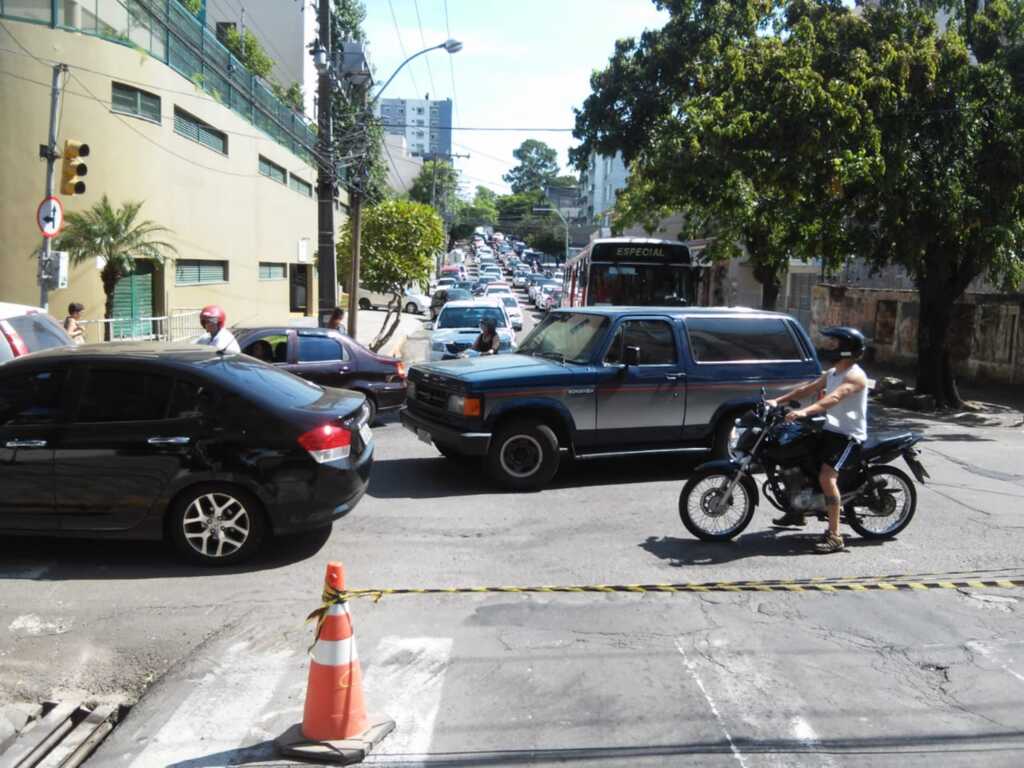 VÍDEO: trânsito Rua Silva Jardim sofre alterações devido ao asfaltamento da Rio Branco