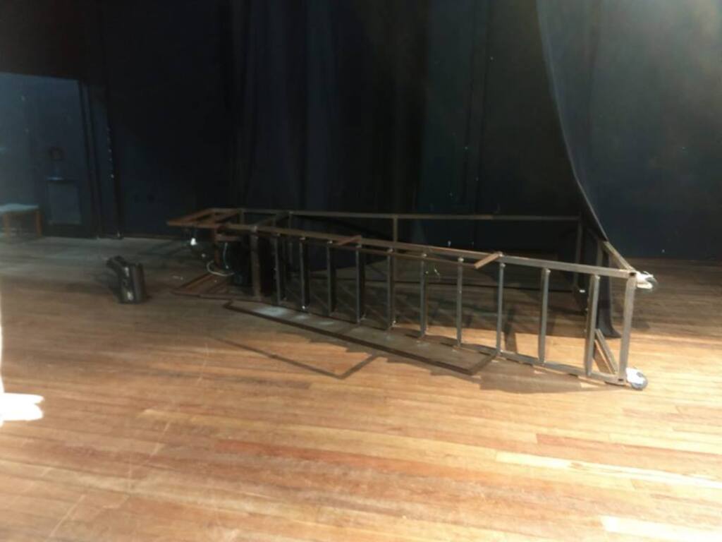 Após queda de aluna, Teatro Caixa Preta está parcialmente fechado