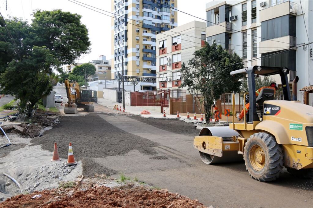 Cratera na Avenida Borges de Medeiros é tapada e obra chega na reta final