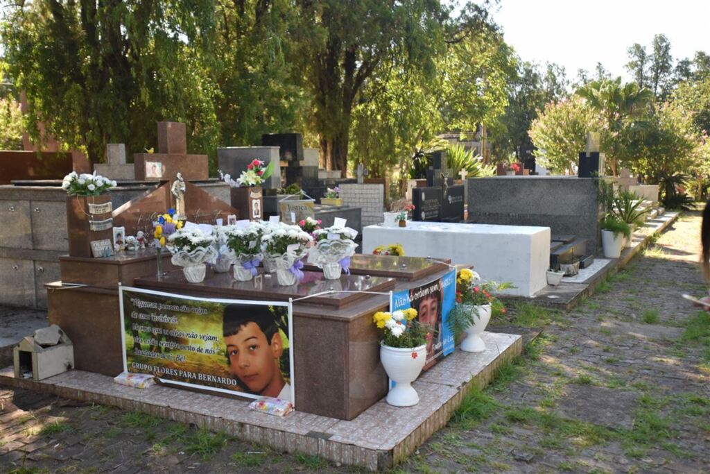 Foto: Gabriel Haesbaert (Diário) - Durante o julgamento, o túmulo do menino recebeu homenagens e pedidos de justiça