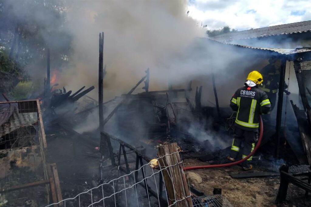 VÍDEO: casa pega fogo no Bairro Urlândia em Santa Maria