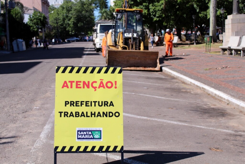 Começo das obras de asfalto bloqueia trânsito em trecho da Avenida Rio Branco