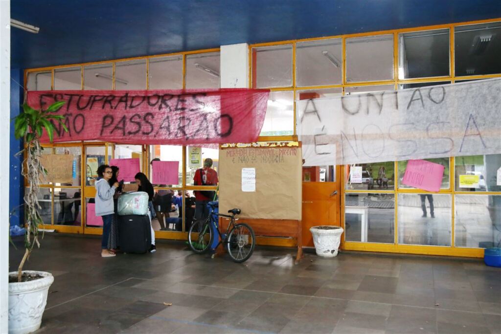 Por falta de acesso a moradia temporária, estudantes da UFSM ocupam espaço no campus