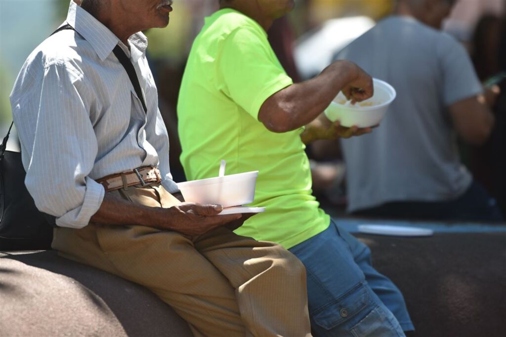 VÍDEO: Banquetaço distribui 270 almoços gratuitos em Santa Maria