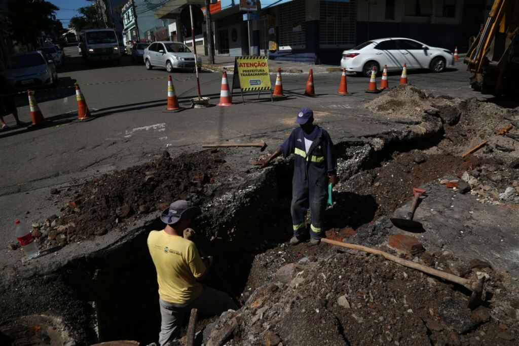 Conserto do buraco da Rua André Marques deve acabar sábado