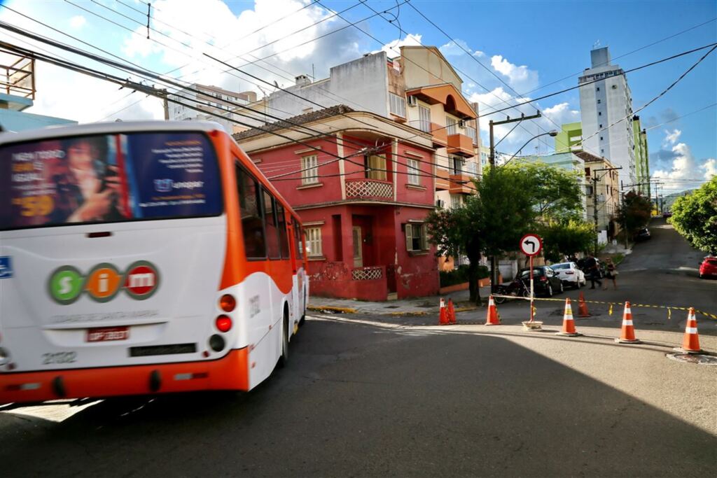 Trânsito continua bloqueado na André Marques e na Borges de Medeiros