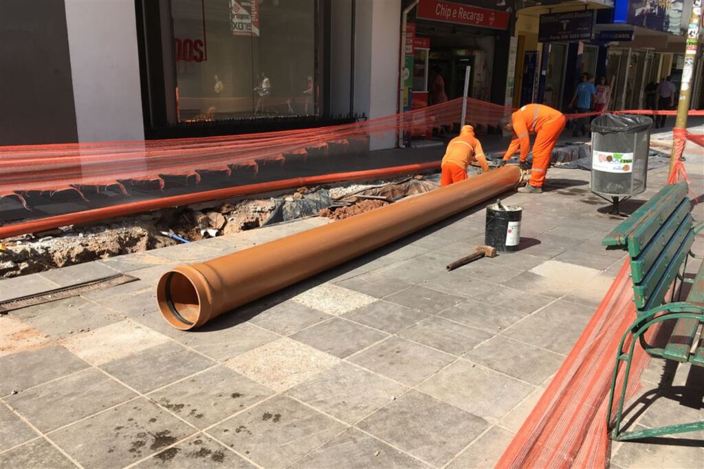 Equipes fazem instalação de tubulação na obra do Calçadão