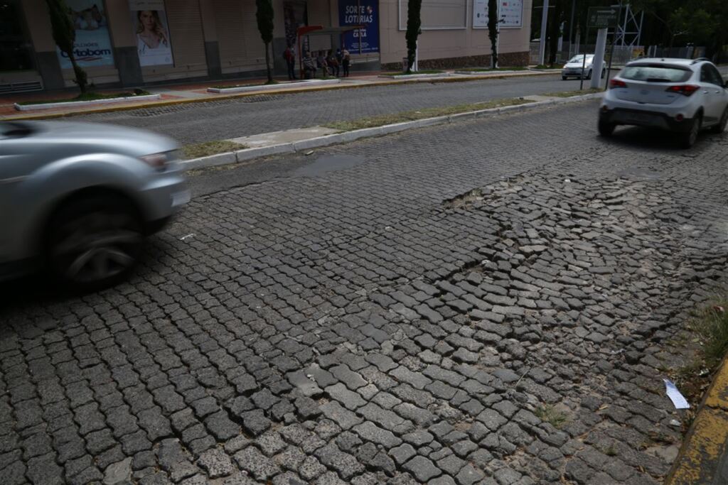 Ruas pavimentadas com pedra serão recuperadas, mas ainda não há prazo