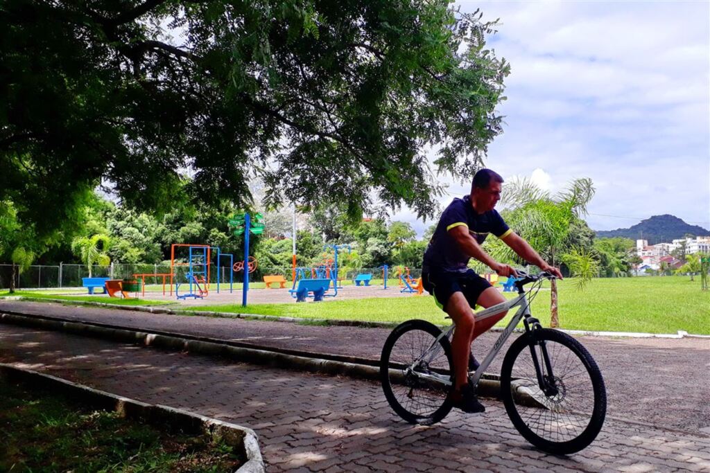 Foto: Gabriel Haesbaert (Diário) - O espaço com 4,5 hectares oferece área verde, pracinha, pista de caminhada e ciclismo, além de academia ao ar livr