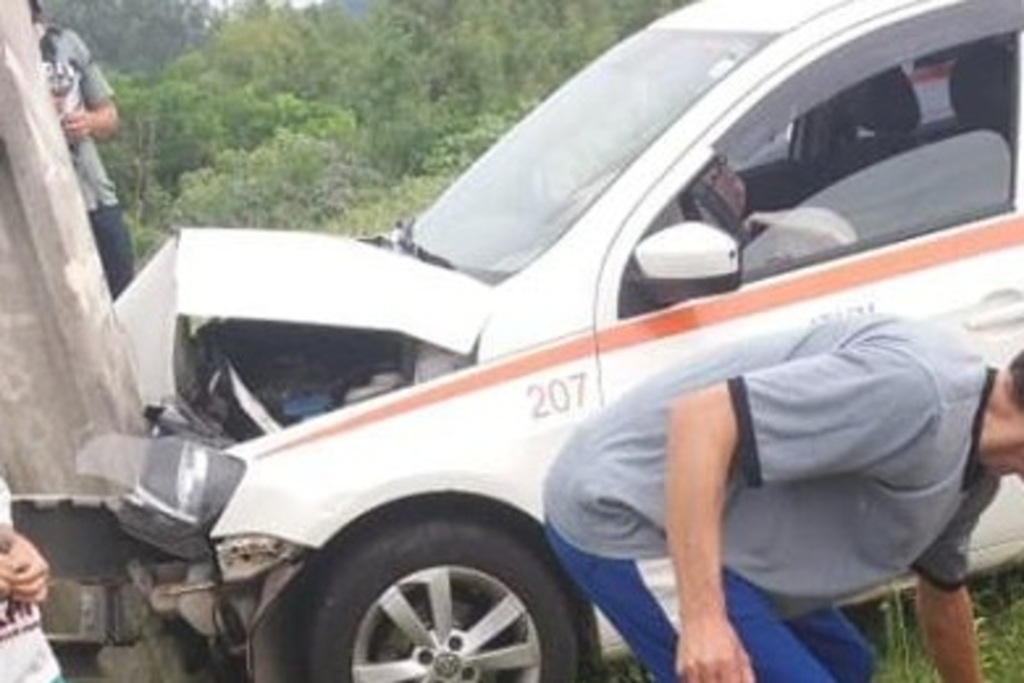 Taxista fica ferido após carro colidir contra poste em Santa Maria