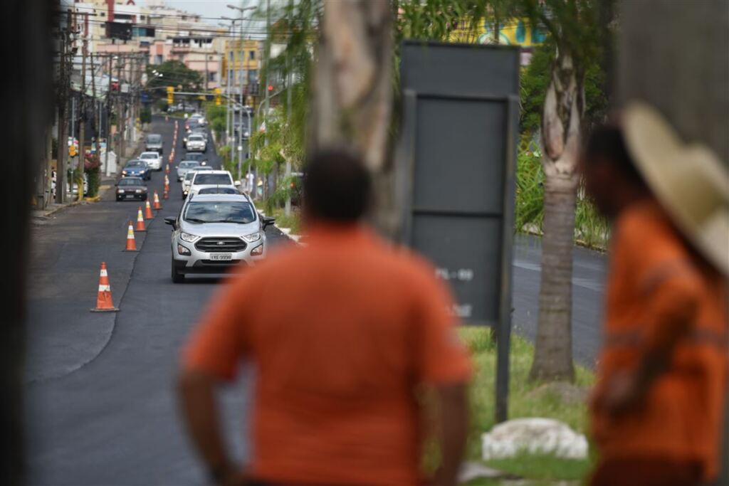 VÍDEO: operários que colocam asfalto nas ruas enfrentam xingamentos dos motoristas