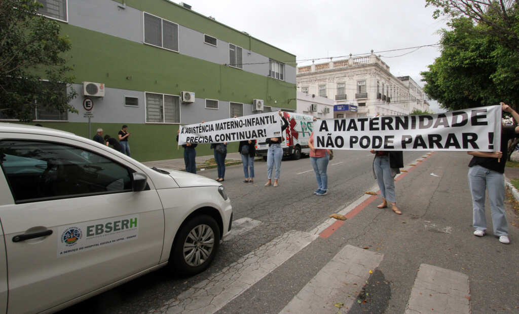 Residentes protestam contra transferência do pronto-atendimento obstétrico do HE