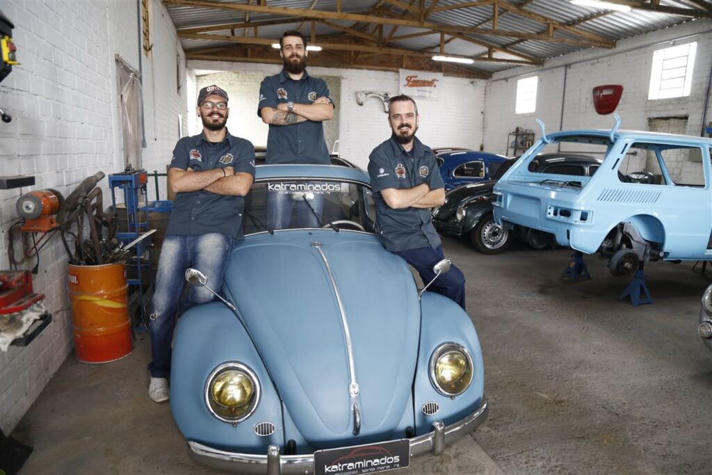 Fotos: Janio Seeger (Diário) - Rodrigo (à esq), Eider e Marco são apaixonados por carros antigos