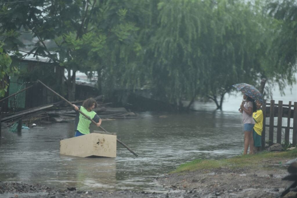 Nível dos rios continua subindo e mais de 800 pessoas estão fora de casa na Região Central