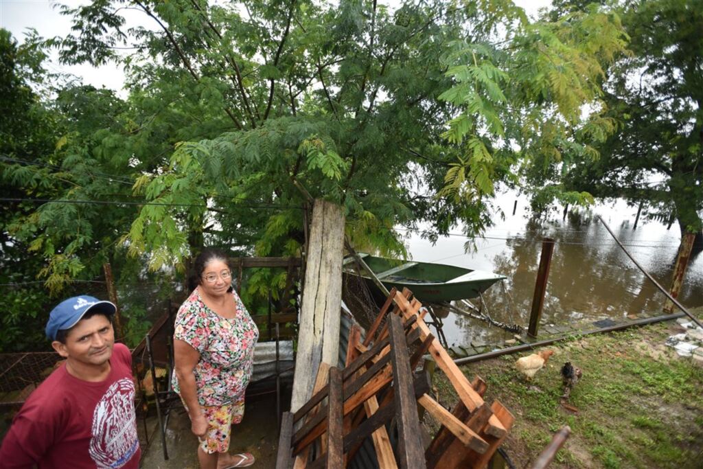 Nilza Conceição, 58 anos, e o marido, Alaor da Silva, 50, já passaram por outras enchentes e teme - 