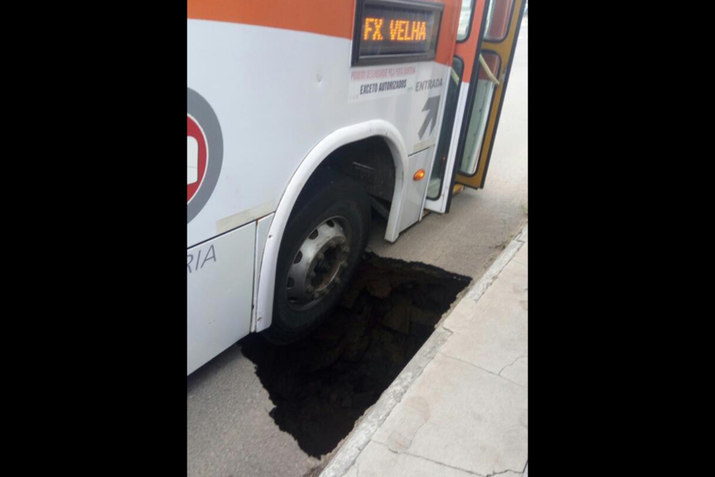 Foto: Júlia Abelin (Arquivo pessoal) - Ônibus parou e roda ficou suspensa no buraco