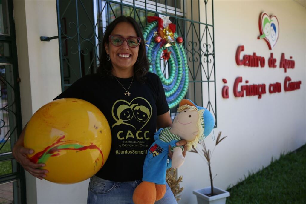 Foto: Renan Mattos (Diário) - Voluntária no CACC há cinco anos, Dânia Amaral dedica-se a dar atenção a crianças e familiares, bem como a ajudar na parte administrativa do Centro
