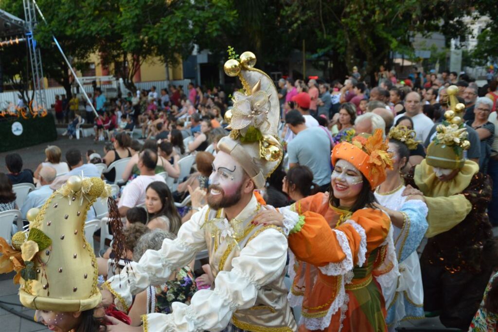 Foto: João Alves - Prefeitura de Santa Maria - Além do Papai Noel, duendes, bailarinas enfeitaram a despedida da programação de Natal