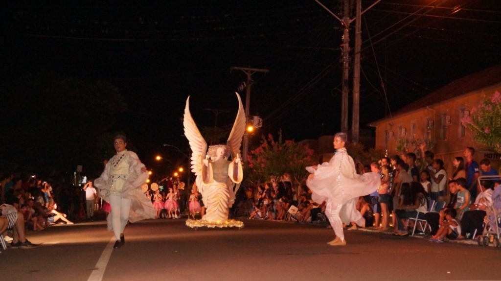 FOTOS + VÍDEO: desfile de Natal encanta  o público em Faxinal do Soturno