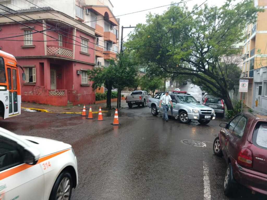Árvore cai sobre carro e interrompe rua central em Santa Maria