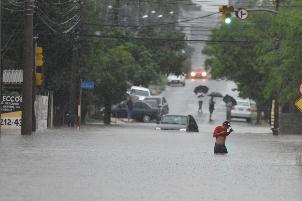título imagem FOTOS + VÍDEOS: chuva causa alagamentos. bloqueia trânsito e deixa desabrigados em Santa Maria