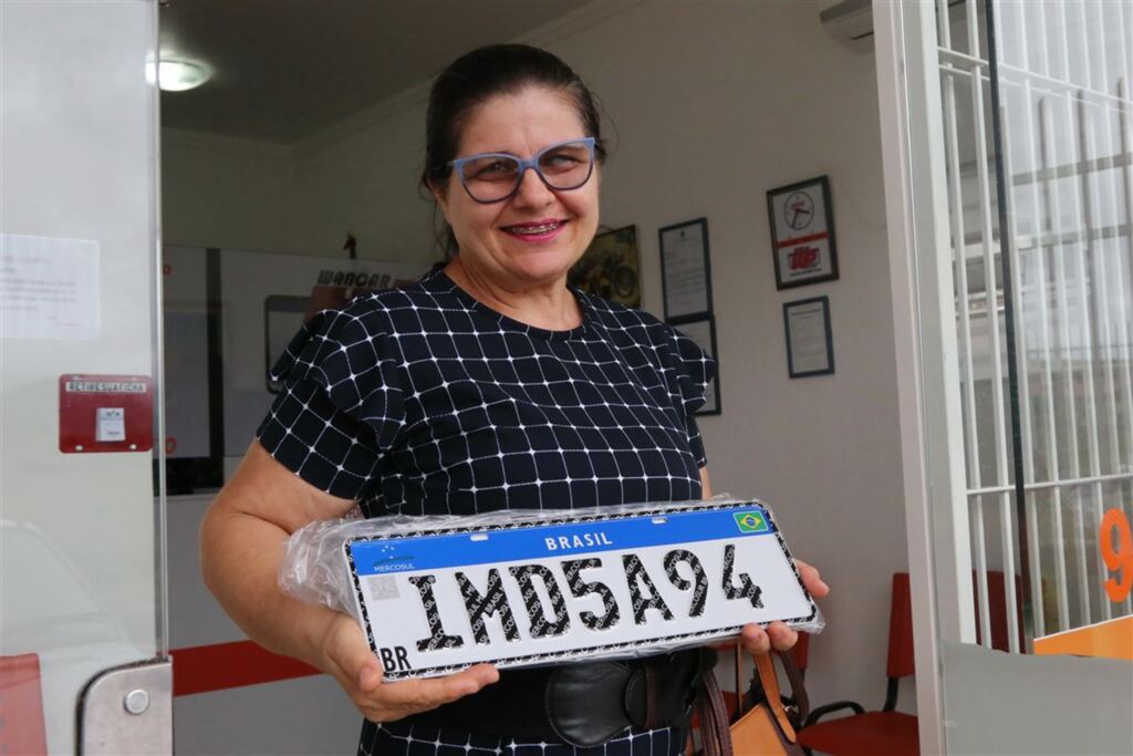 Foto: Pedro Piegas (Diário) - Dalila Cecatto Bachinski, 57 anos, pegou ontem à tarde a placa nova do seu Fiat Doblô