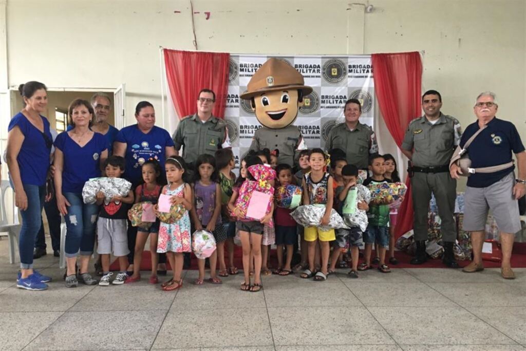 Brigada Militar promove festa de Natal em escolinha do Bairro Diácono João Luiz Pozzobon