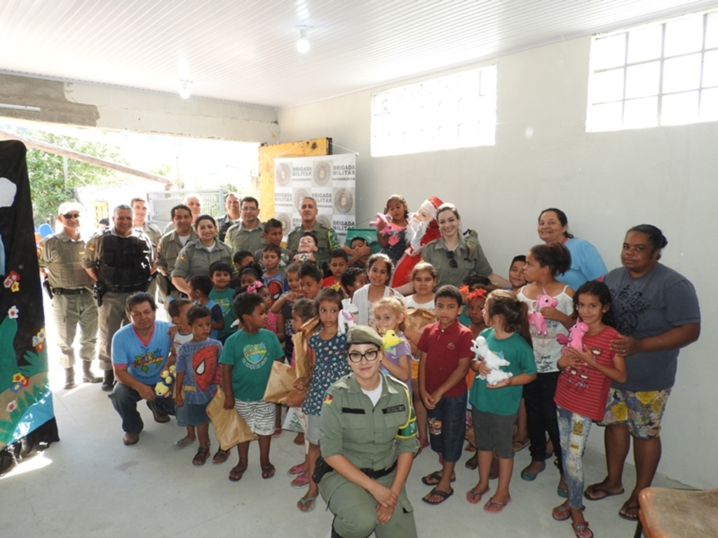 Foto: Divulgação (2º Batalhão Ambiental) - Familiares comemoraram juntos no Centro de Desenvolvimento Comunitário Estação dos Ventos