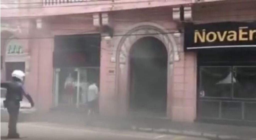Por causa da fumaça no prédio da SUCV, 18 pessoas foram para atendimento