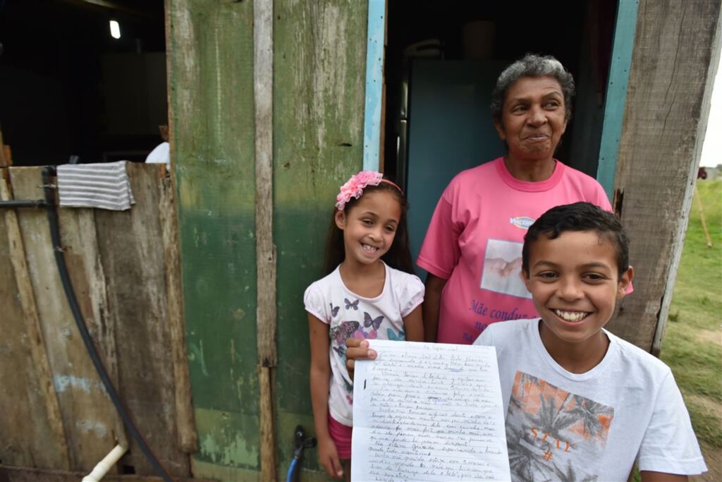 Foto: Gabriel Haesbaert (Diário) - João Vitor, 13 anos mostra carta com pedido de cesta de Natal para a avó Sirlei e a irmã Amanda