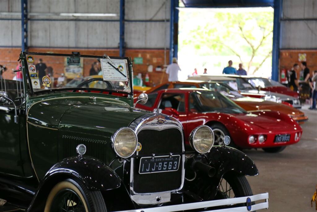 FOTOS: encontro reúne mais de 300 carros antigos em Santa Maria