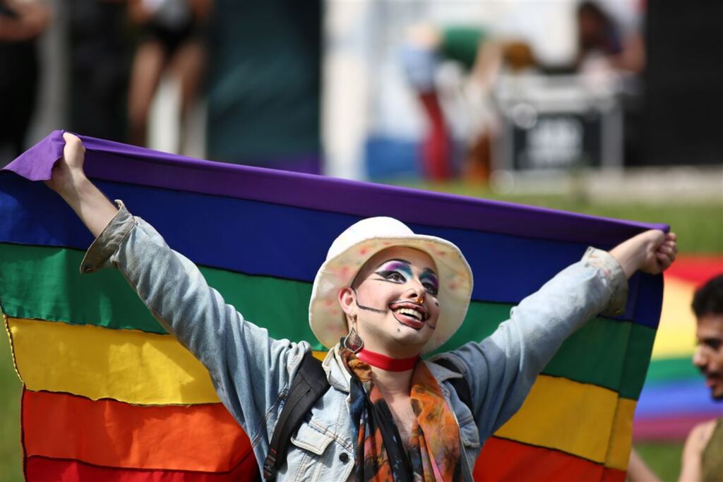 FOTOS: 4ª Parada do Orgulho LGBT Alternativa reúne centenas na luta pela saúde mental