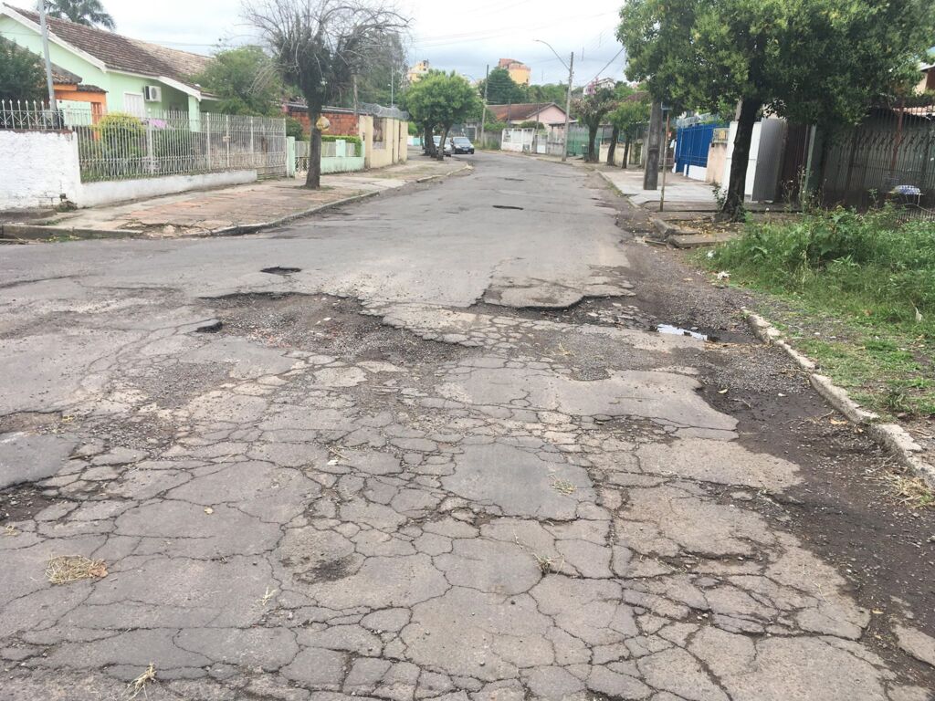 Morador faz post denunciando 'deboche' de secretário adjunto da prefeitura em relação a buracos de rua