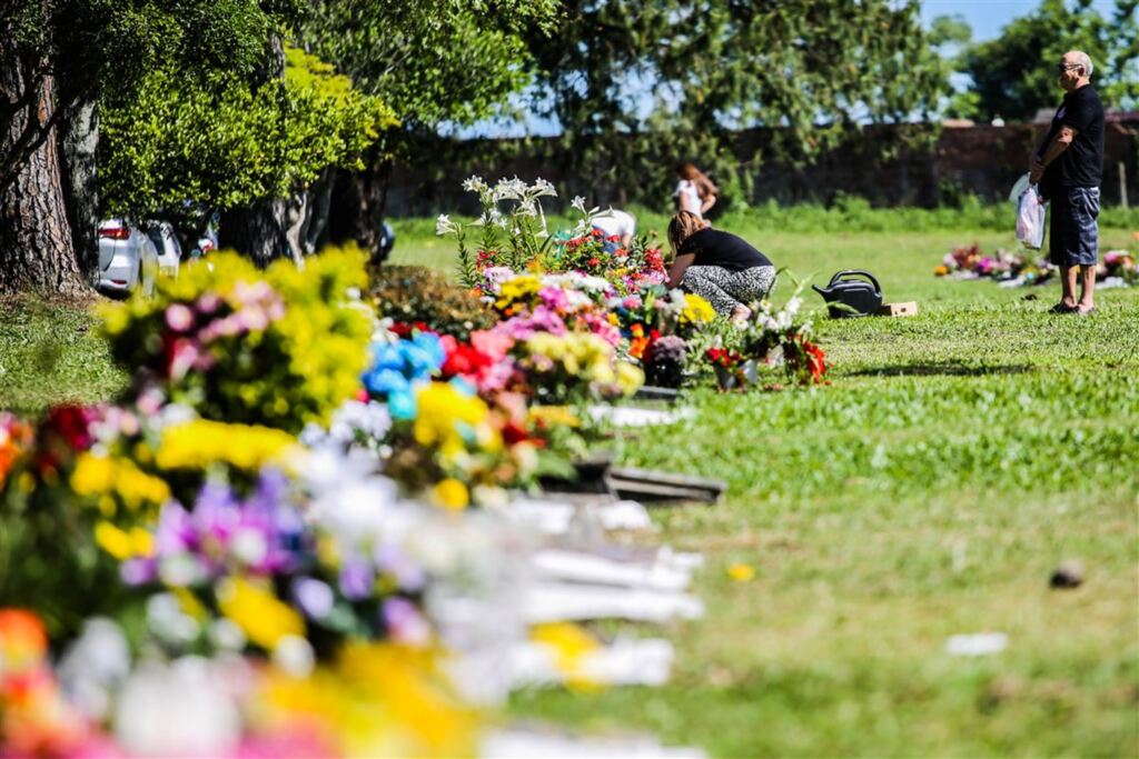 Fotos: Renan Mattos (Diário) - Centenas de pessoas visitaram os cemitérios neste feriado de Finados