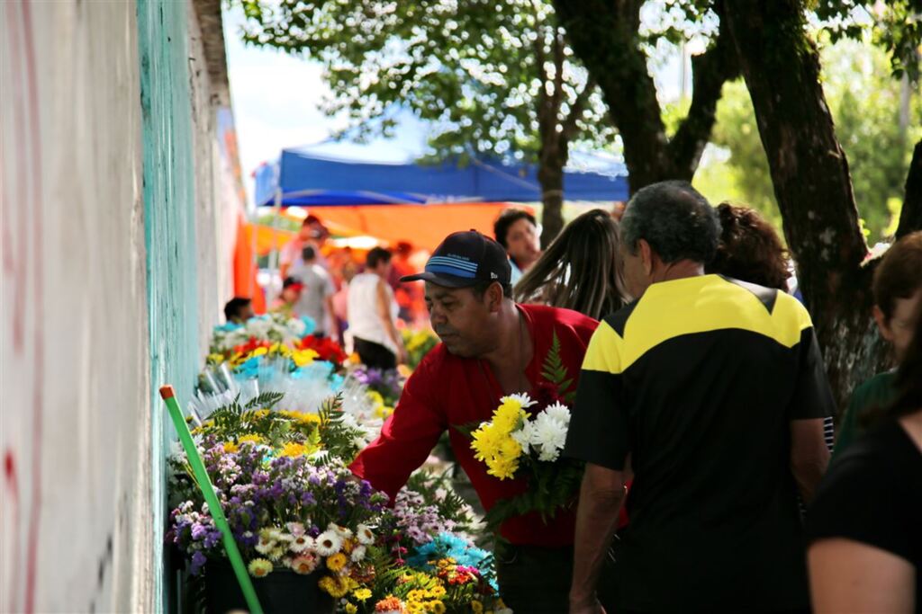 No Dia de Finados, confira os horários de visitação dos cemitério e os preços das flores