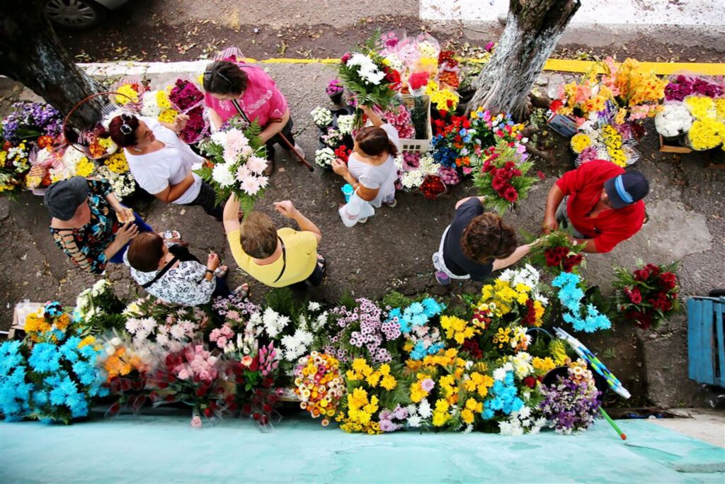FOTOS: Venda de flores movimenta comércio e cemitérios