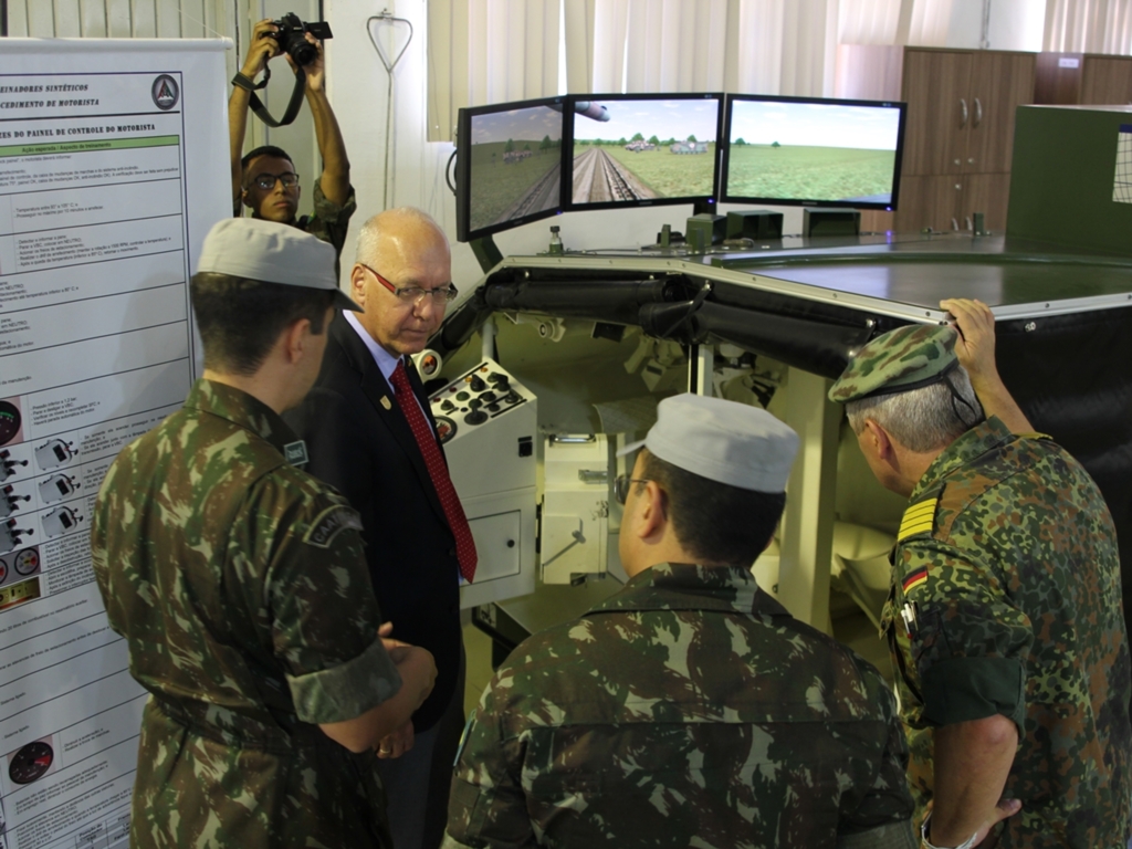Embaixador da Alemanha visita unidades militares em Santa Maria