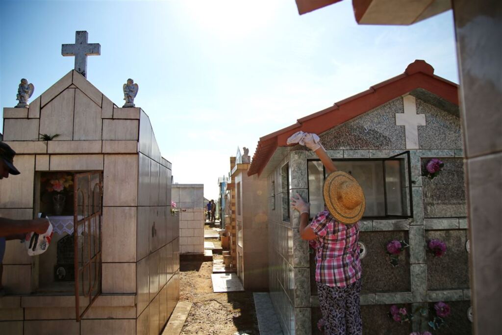 VÍDEO: moradora de Santa Maria mostra estado de abandono de cemitério no interior