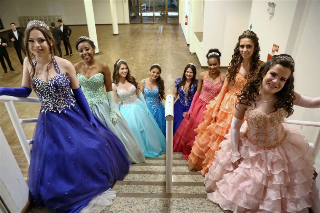 Oito meninas realizam sonho de ter a tradicional festa de 15 anos