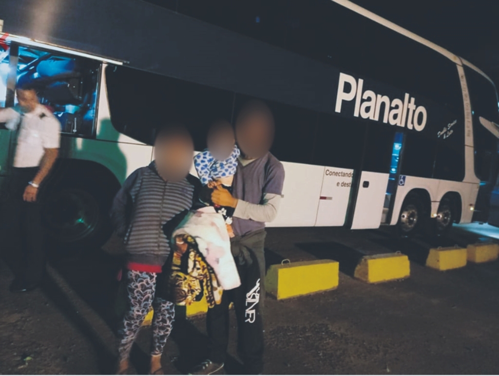 Foto: Pelotão Rodoviário da Brigada Militar / Divulgação - Após andar 75 km a pé, casal e bebê ganharam carona até a Capital. Como Diário não conseguiu contato com eles, está preservando a imagem da família