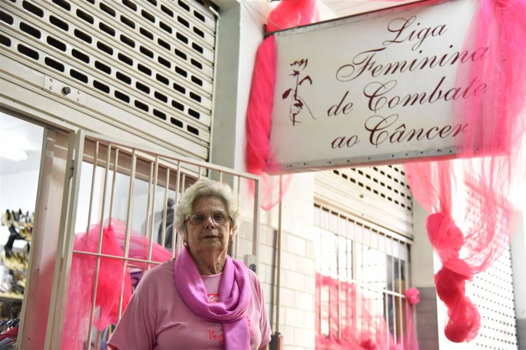 'Fui valente. Não chorei', relembra professora aposentada que venceu o câncer de mama