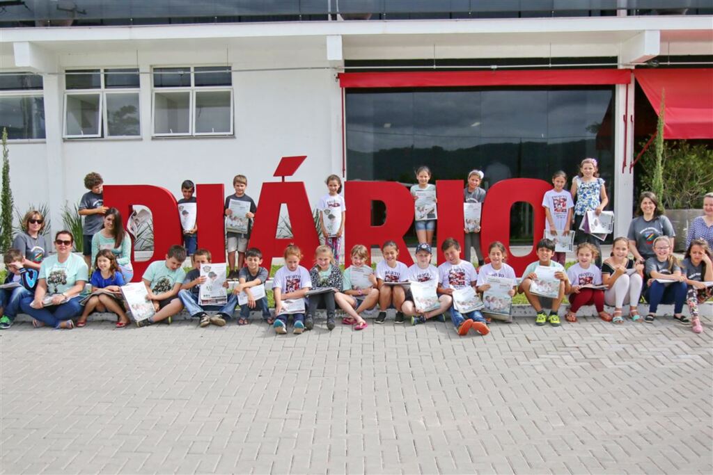 Estudantes de escolas de Toropi visitam o Diário