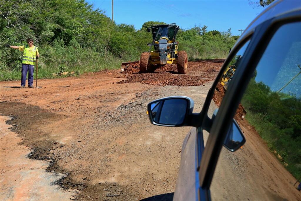 Prefeitura compra equipamentos para recuperar estradas do interior